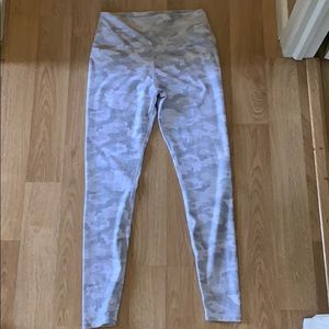 Never worn, high wasted work out leggings